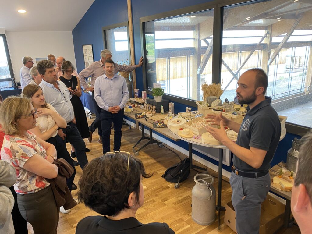 Image par défaut illustrant le propos de l'article Savencia rencontre la FNPL dans une ferme agroécologique Terroirs de lait